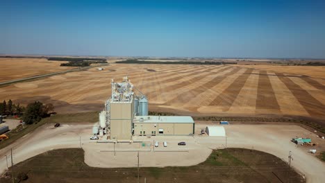4k drone time-lapse de un negocio de ascensores de grano en el país