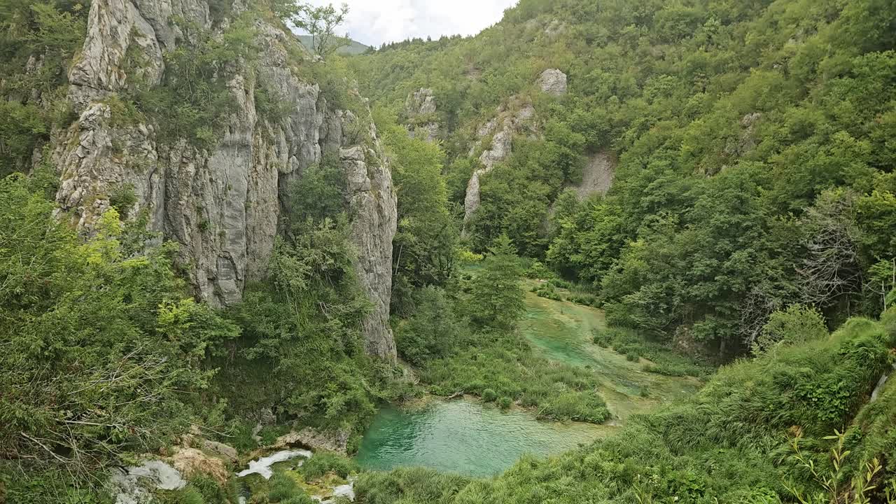 Vista pittoresca del Parco Nazionale di Plitvice in Croazia, con molte cascate in una foresta ricca e vivida.