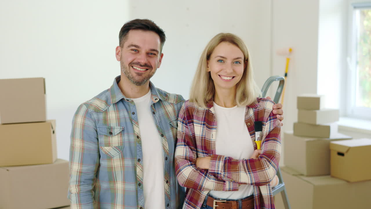 una pareja feliz se muda a un nuevo hogar.