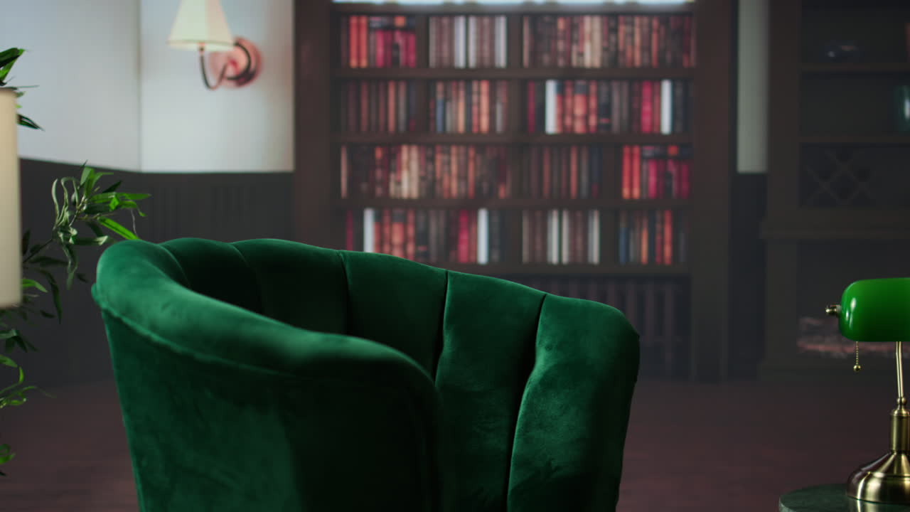 고전적 인 도서관 설정 에 있는 초록색 벨 의자