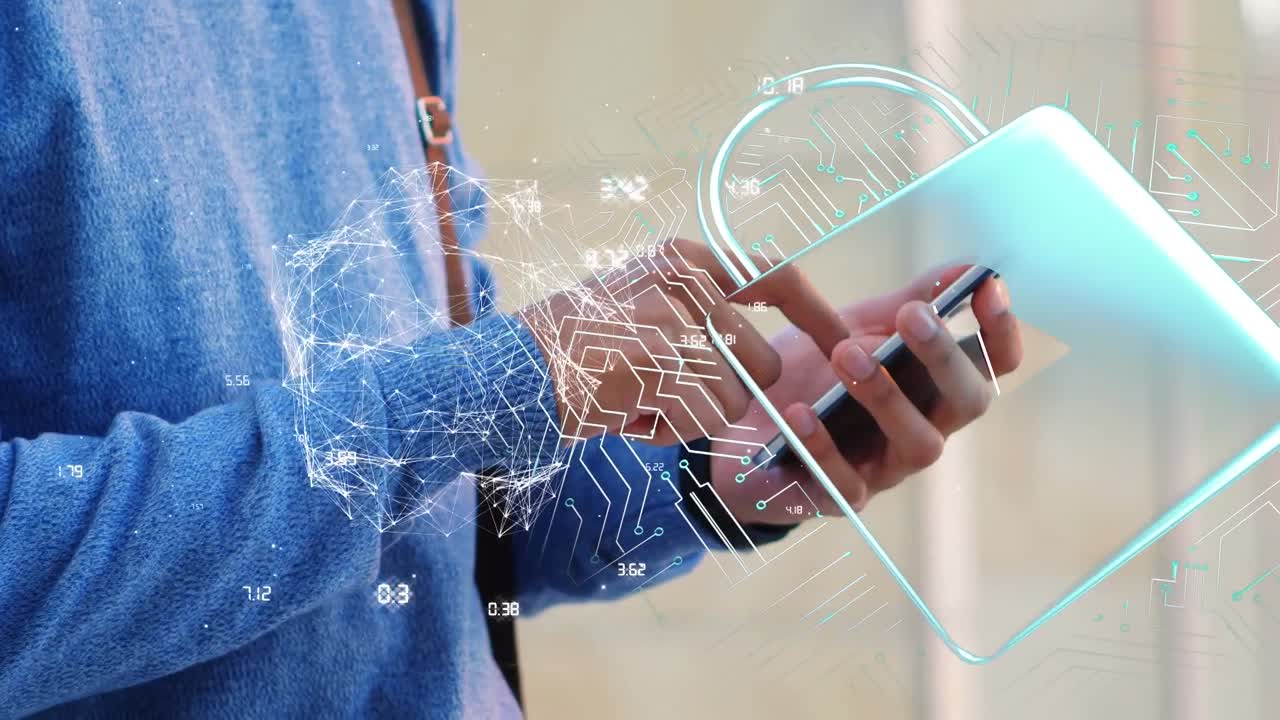 animación de un candado con una placa de circuito de computadora y un globo sobre un hombre de raza mixta usando un teléfono inteligente