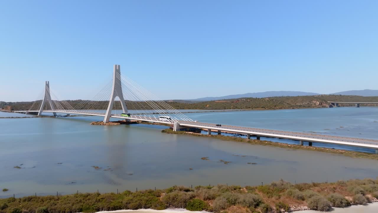 포르티마오 알가르베, 포르투갈 의 강 과 소금 공장 을 가로지르는 현수 다리
