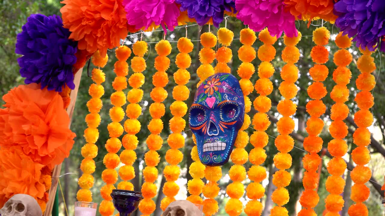 Fiori di carta tradizionali come decorazioni per il Giorno dei Morti