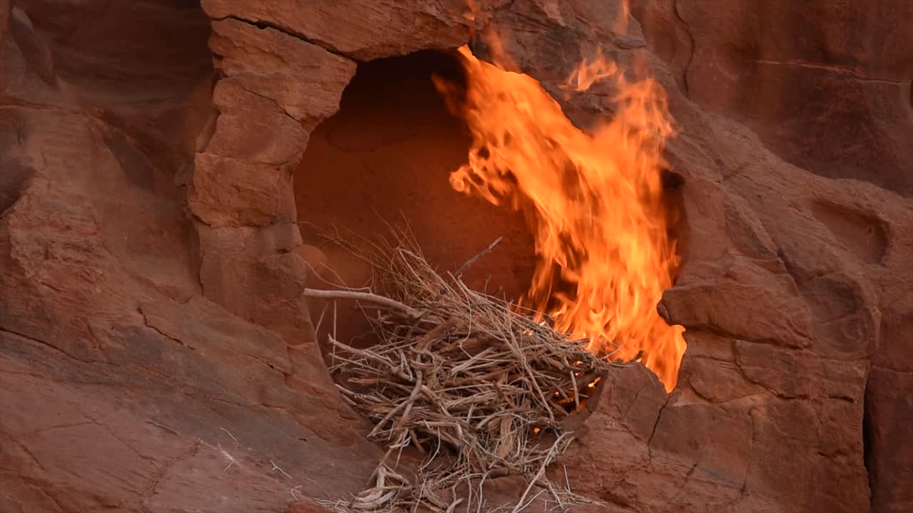 갈색 암석 캐비티, 와디 럼, jordania에서 타는 불