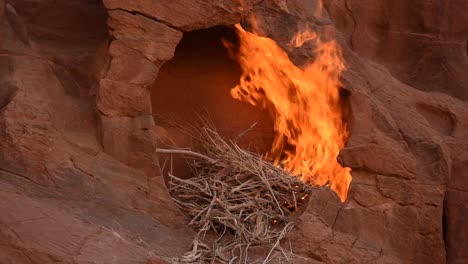 fuego ardiendo en una cavidad de roca marrón, wadi rum, jordania