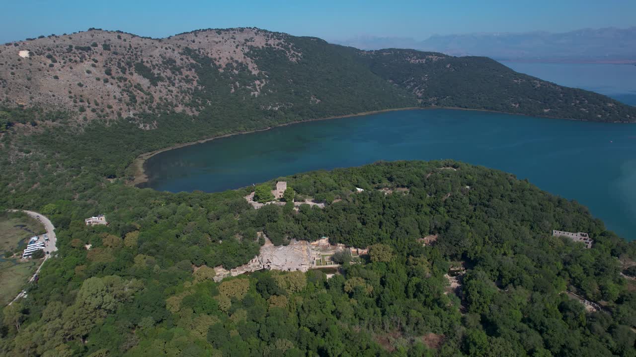 antiguos tesoros de butrint ocultos en medio de la exuberante vegetación de las colinas, abrazados por las aguas del mar en el sitio arqueológico, velados en el esplendor verde