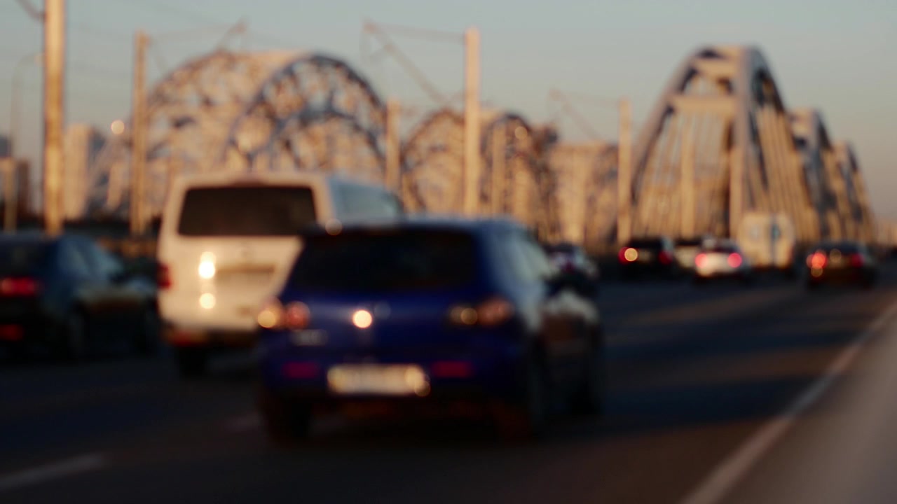 Traffico all'ora d'oro su un ponte cittadino sfocato