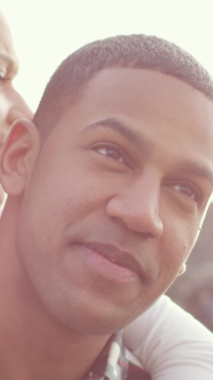 el hombre le da a la mujer a cuestas en un día soleado