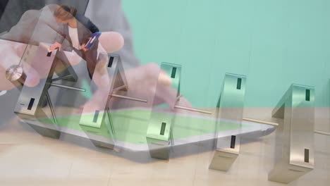 animación de manos usando tableta sobre mujeres de negocios caminando a través de torniquetes