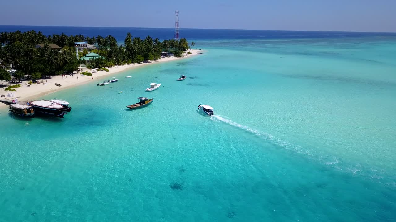 Una barca turistica si sta avvicinando a un resort sulle acque turchesi del Mar dei Caraibi.