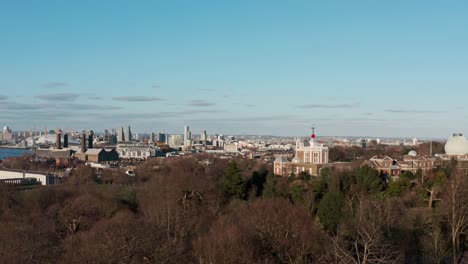 Aufsteigende-Drohne-Schoss-Vom-Greenwich-Observatory-Mit-Blick-Nach-Osten-In-Richtung-O2