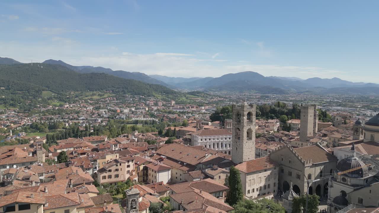 alejándose de la piazza vecchia de bergamo alta para disfrutar del magnífico panorama de toda la ciudad alta, tomada durante un hermoso día soleado
