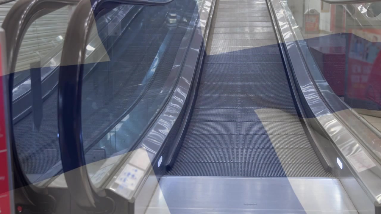 Animation der finnischen Flagge über einer Rolltreppe