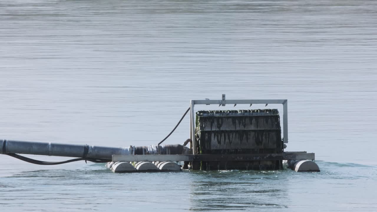 소규모 수차는 운하 흐름을 사용하여 저장을 위해 물을 펌핑합니다.