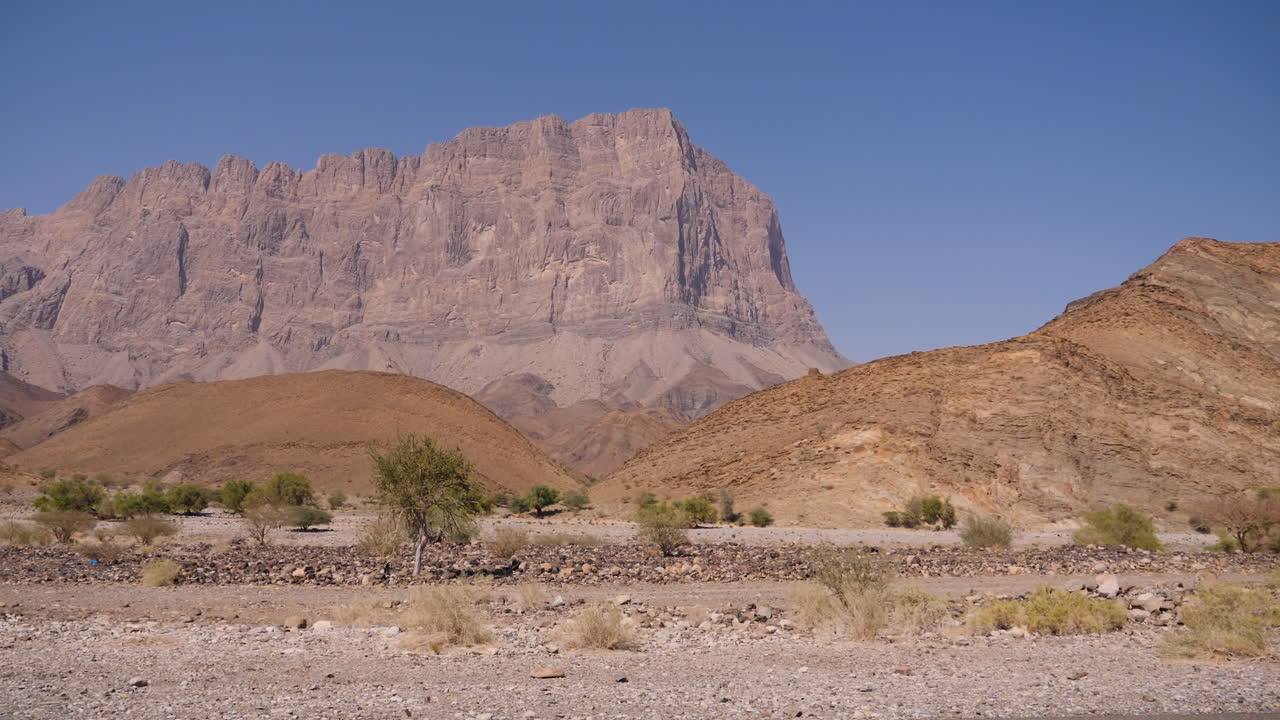 tiro de conducción constante mientras se acerca a las montañas jebel shams en el sultanato de omán
