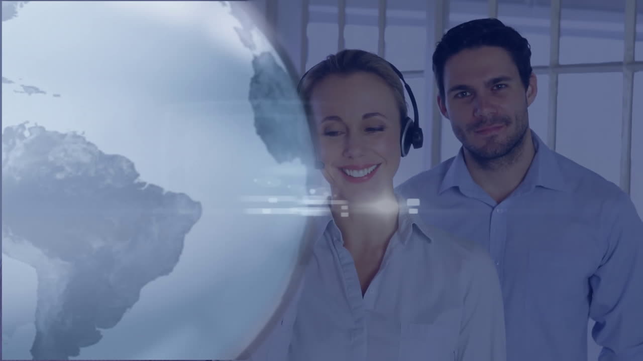 animación del procesamiento de datos y el globo sobre diversas personas de negocios que usan auriculares telefónicos