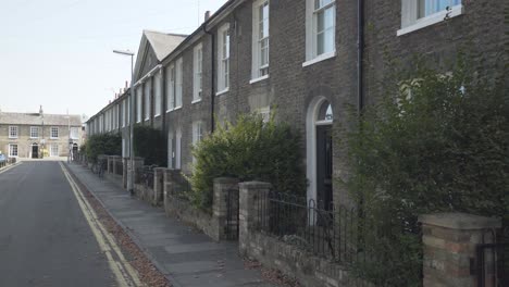 Calle-Típica-Con-Casas-De-Ladrillo-En-El-Centro-De-La-Ciudad-De-Cambridge,-Inglaterra