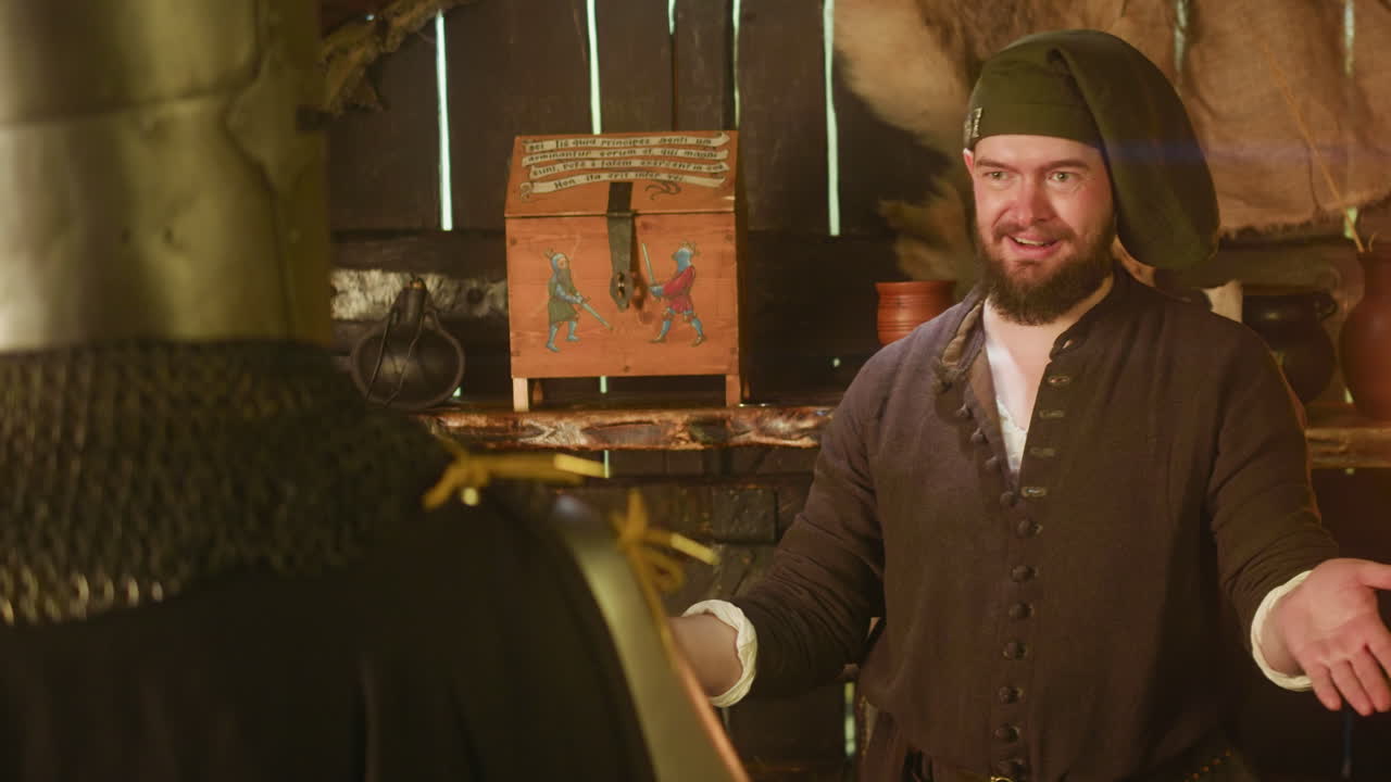 счастливый купец заключает сделку с авантюристом в таверне. толстый бородатый человек пожимает руками после хорошей торговли с путешественником в магазине. карлик-продавец и ночной гость