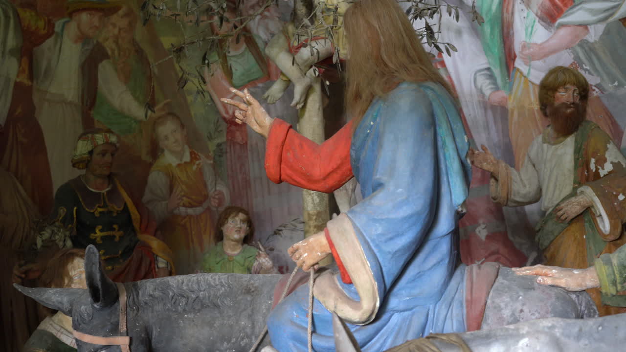 Esculturas de terracota da entrada de Jesus Cristo em Jerusalém em uma representação de cena com personagens bíblicos, de uma capela da famosa Montanha Sacra de Varallo, um Patrimônio Mundial da UNESCO.