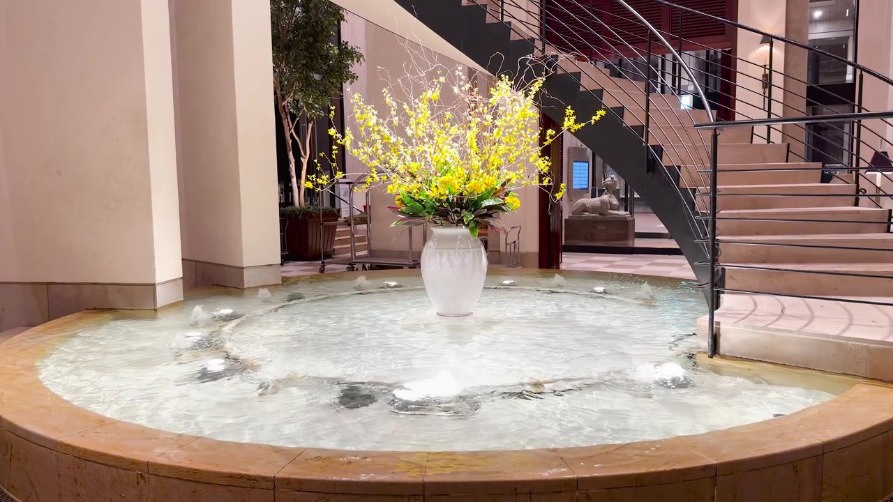 Ampia inquadratura statica di una fontana interna accanto a una scala a Kanazawa, Giappone