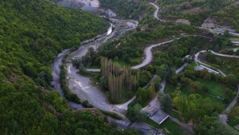 la joya escondida del bosque de grecia: el pueblo de nestorio en esplendor aéreo de 4k