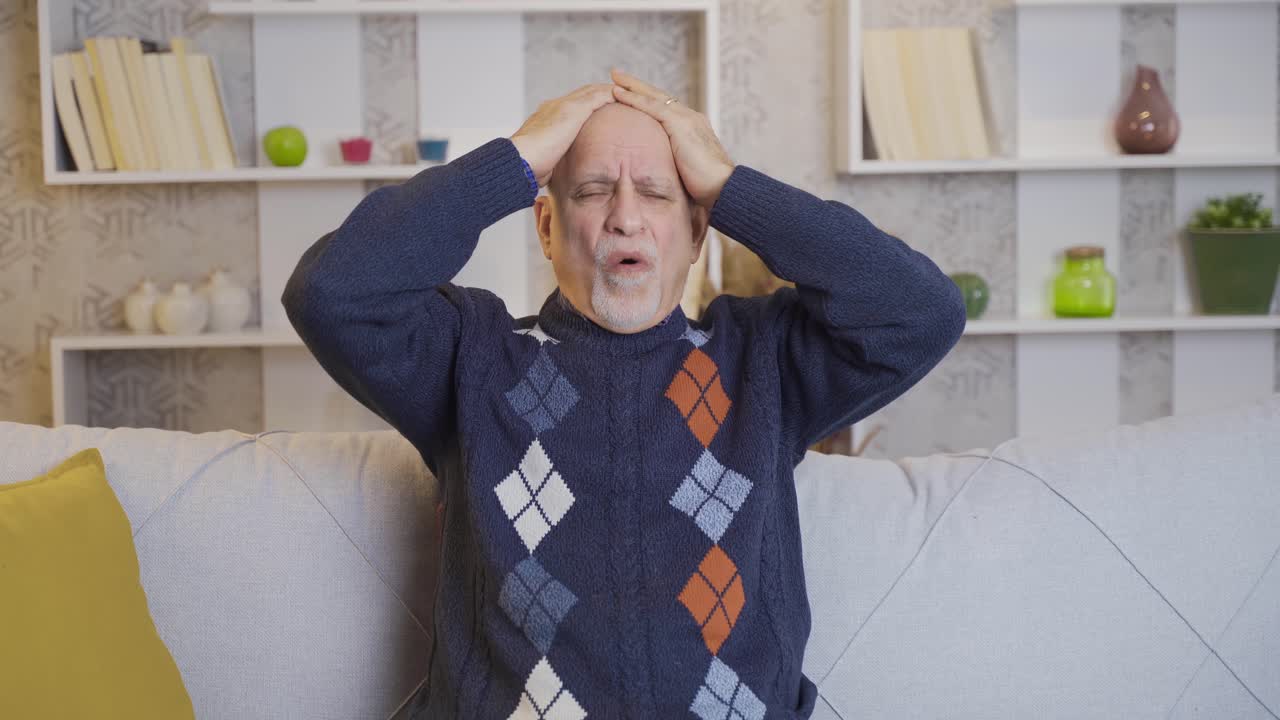 병든  ⁇ 은이가 두통을  ⁇ 고 있어