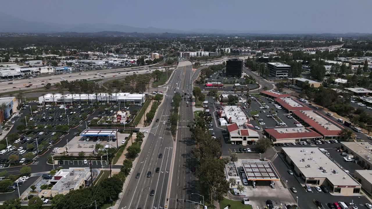Eccellente veduta aerea del traffico a Laguna Hills, California.