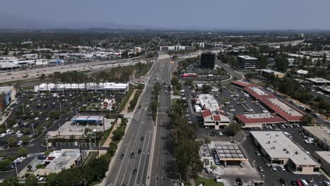 Excelente-Vista-Aérea-Del-Tráfico-En-Laguna-Hills,-California