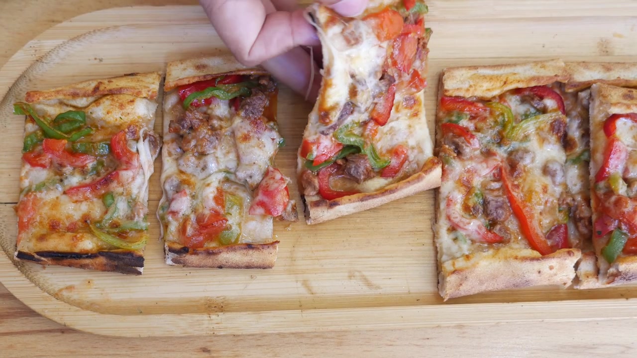 Mano che prende una fetta di deliziosa pizza focaccia con formaggio fuso filante