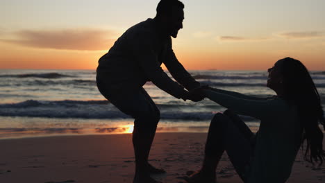 amor, puesta de sol y montaje de pareja en la playa