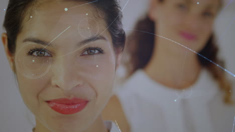 animación de la red de conexiones sobre mujeres diversas sobre un fondo blanco
