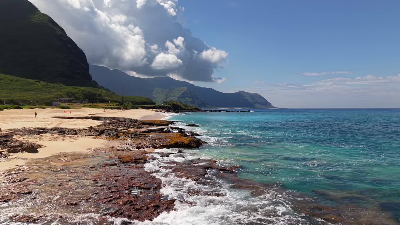 Oceano turchese e costa di roccia vulcanica della spiaggia di Keawaula a Oahu, Hawaii, vista aerea