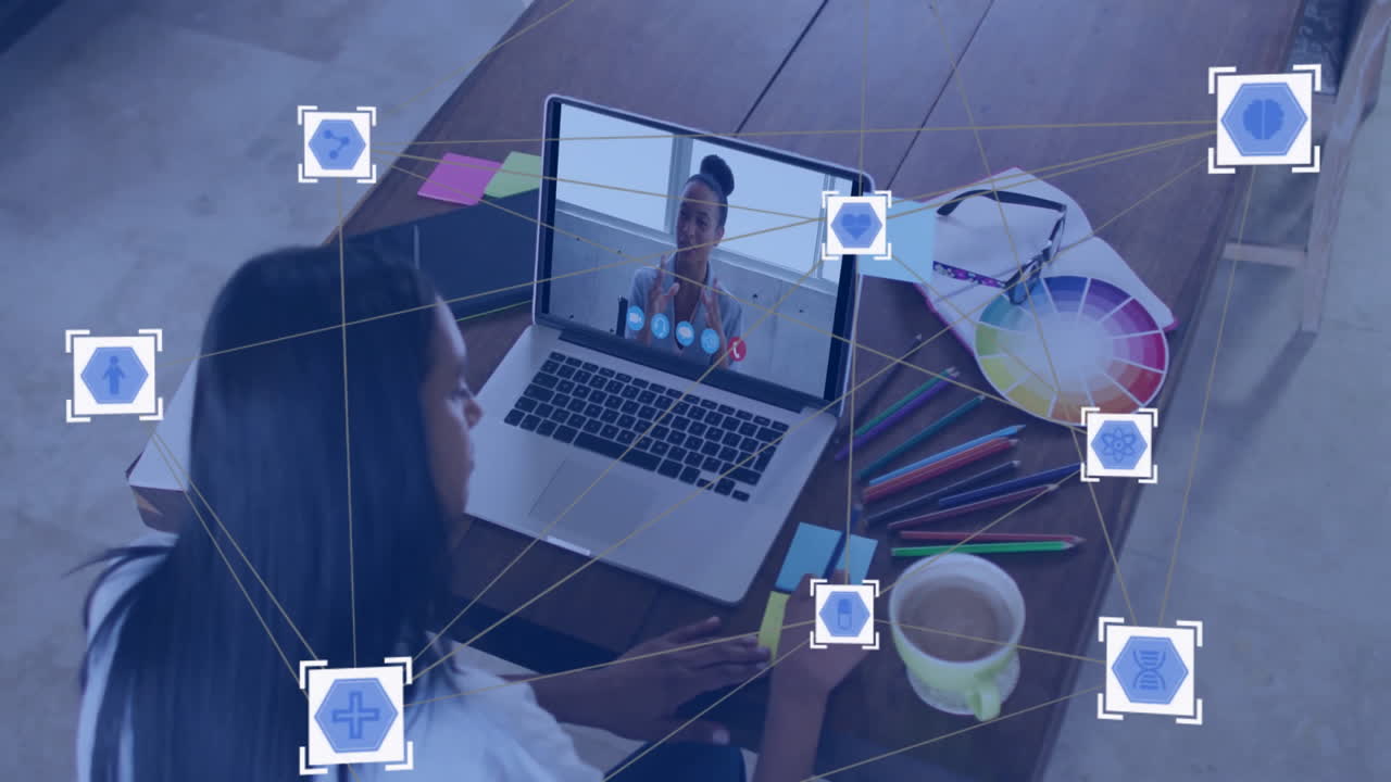 animation eines netzwerks von verbindungen mit ikonen über biracial geschäftsfrau mit video-anruf