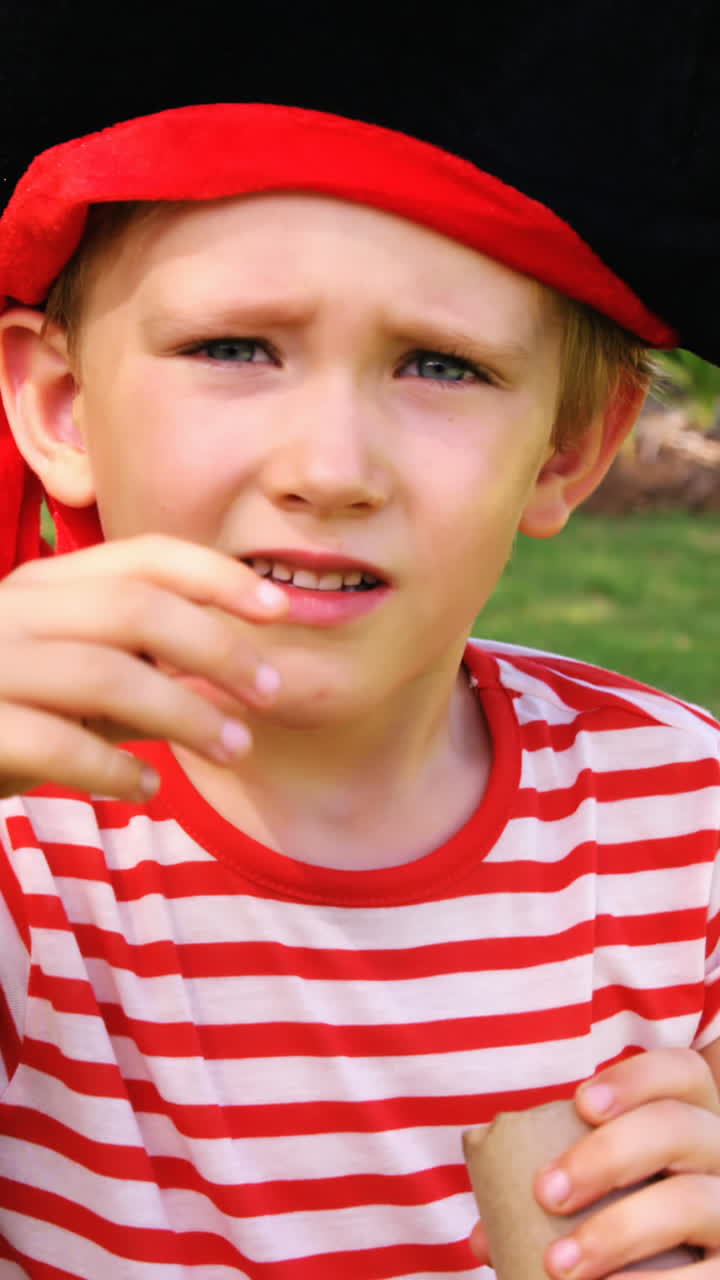 Ragazzo che finge di essere un pirata