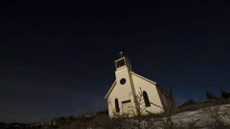 Iglesia-Con-Estrellas-Moviéndose-A-Su-Alrededor-Timelapse-Starlapse