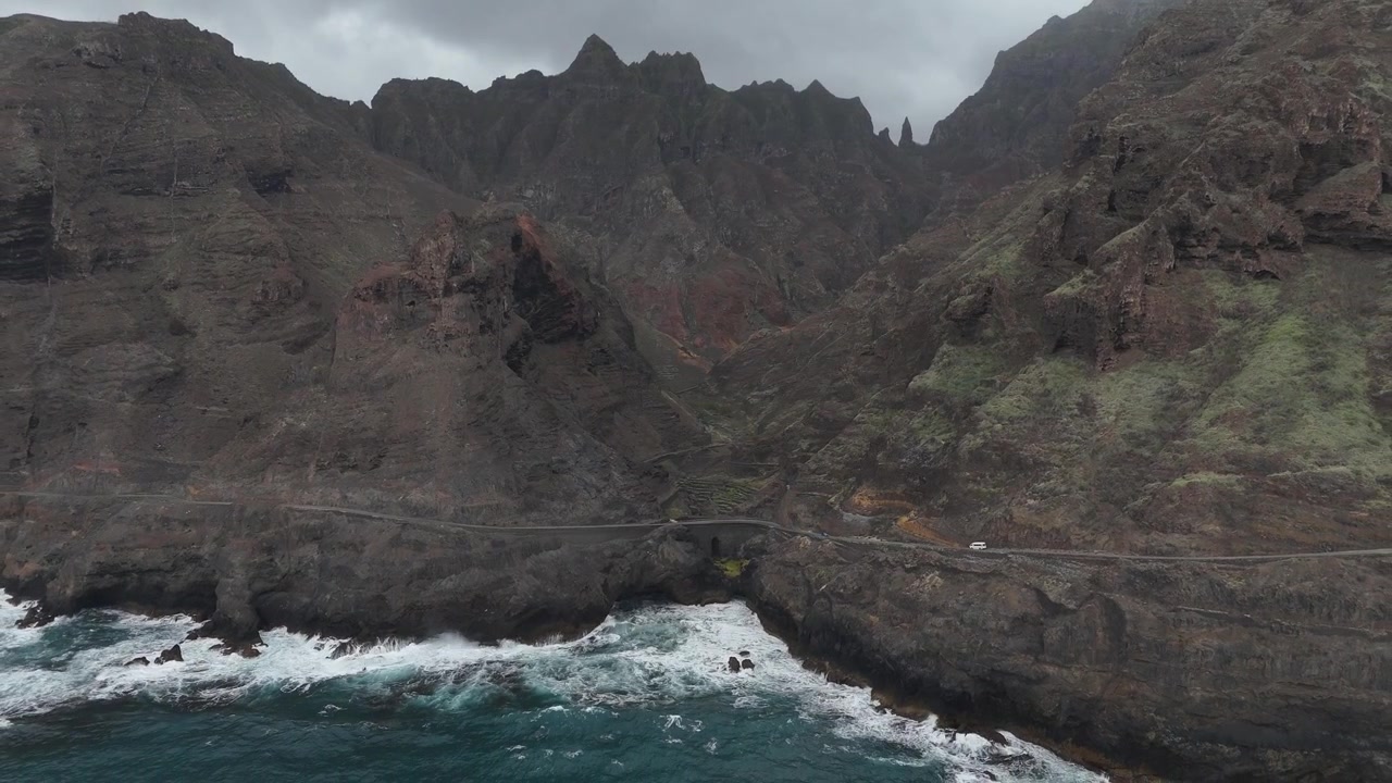 Ripresa aerea con drone che vola in profondità nei canyon vulcanici aspri di Santo Antão, Capo Verde. Crinali montuosi drammatici e scogliere a picco definiscono questo remoto paradiso per il trekking nell'Oceano Atlantico