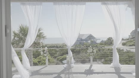 espectacular configuración de la ceremonia del lugar de la boda con vista al mar.
