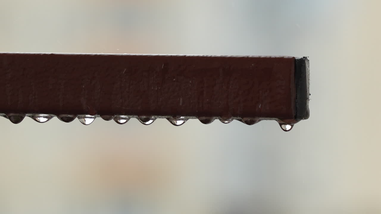 튜브 모양의 바에 떨어지는  ⁇ 방울. 클로즈업