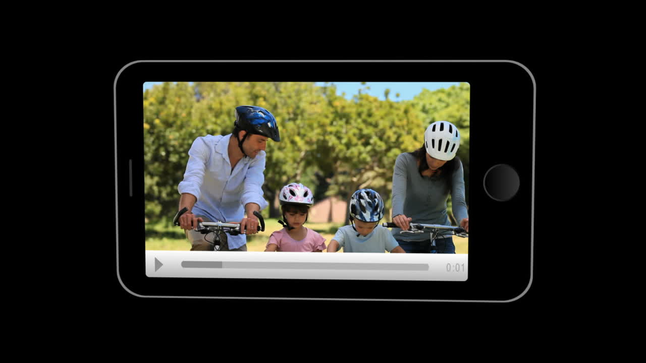 teléfono inteligente que muestra a las familias relajándose afuera