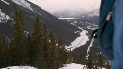 Junge-Weibliche-Wanderer-Lächelt-Und-Klettert-Auf-Einen-Schneebedeckten-Berg-Im-Banff-nationalpark