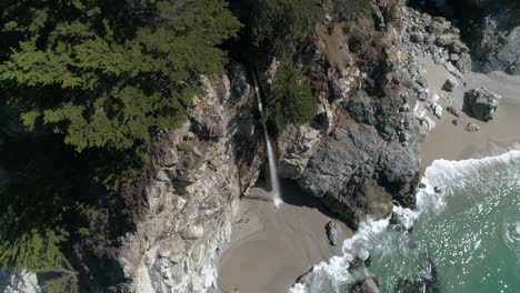 Vista-Aérea-De-La-Caída-De-Agua-Mcway-Falls-Julia-Pfeiffer-Burns-Park-Big-Sur-California