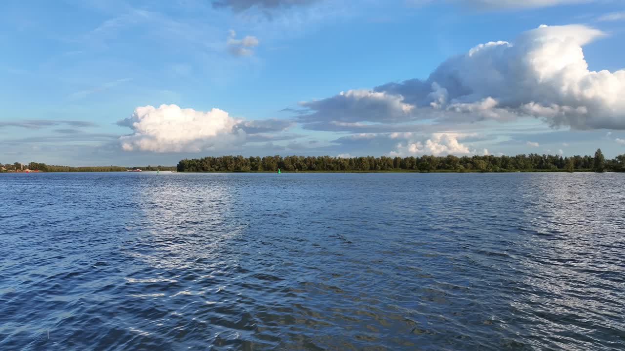 Fondo de cielo azul y nubes blancas