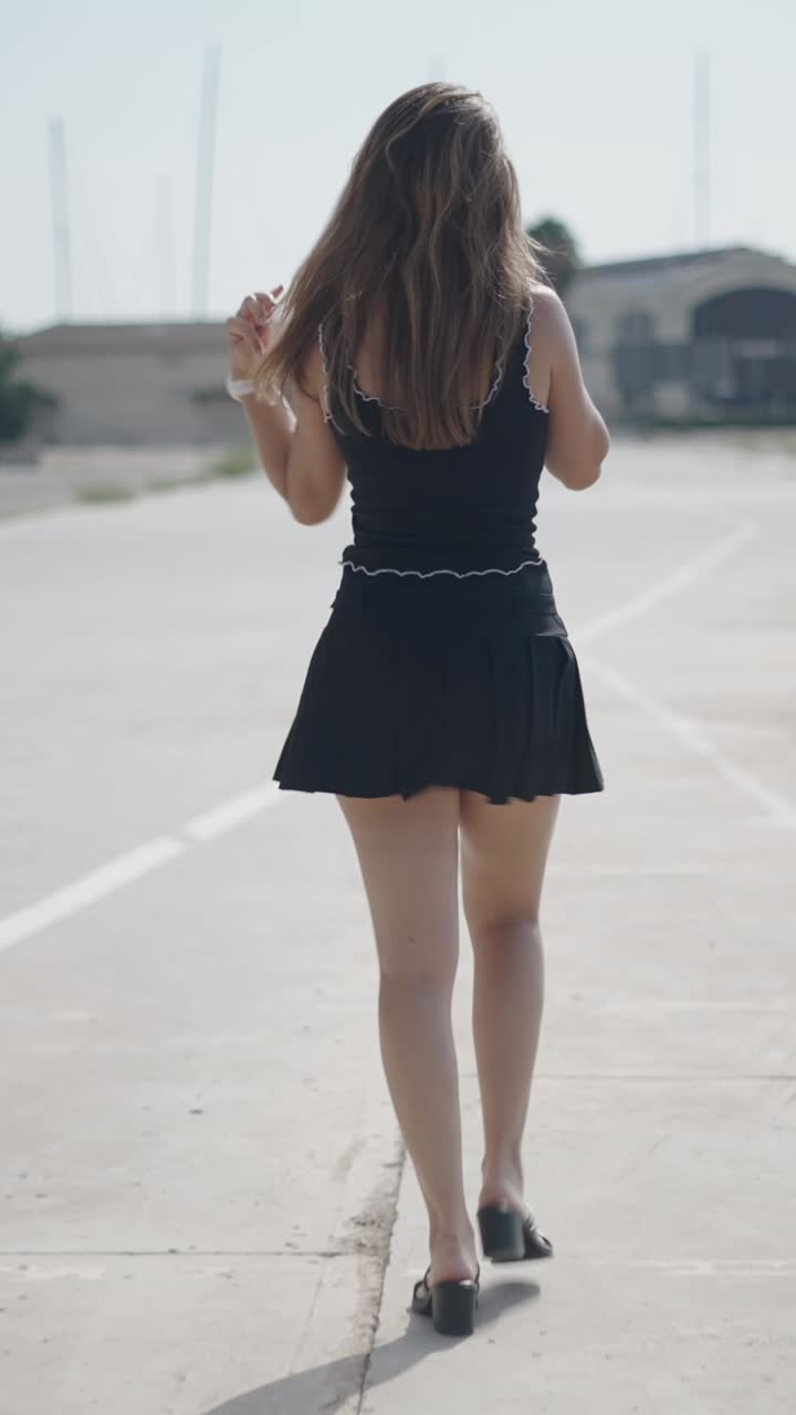 Mulher a caminhar ao ar livre