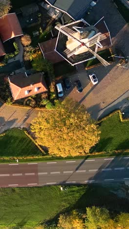 vista aérea de un pueblo holandés con un molino de viento