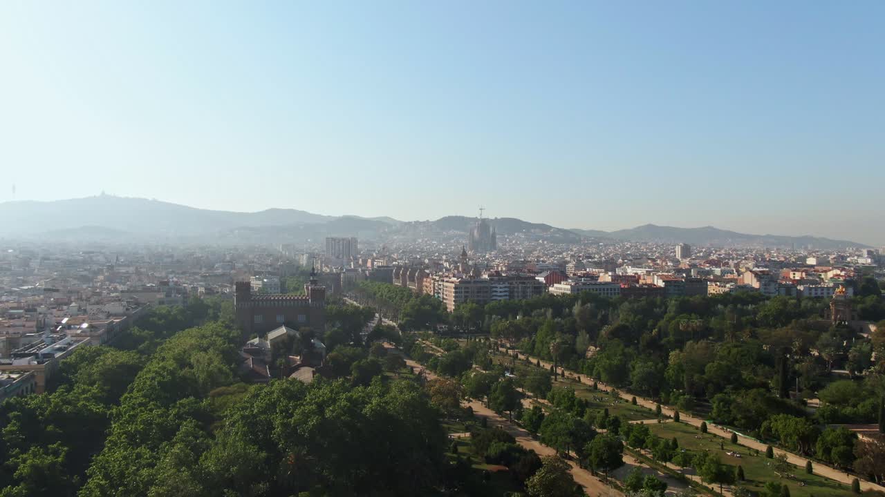 horizonte brumoso de barcelona en un día soleado, vista aérea descendente