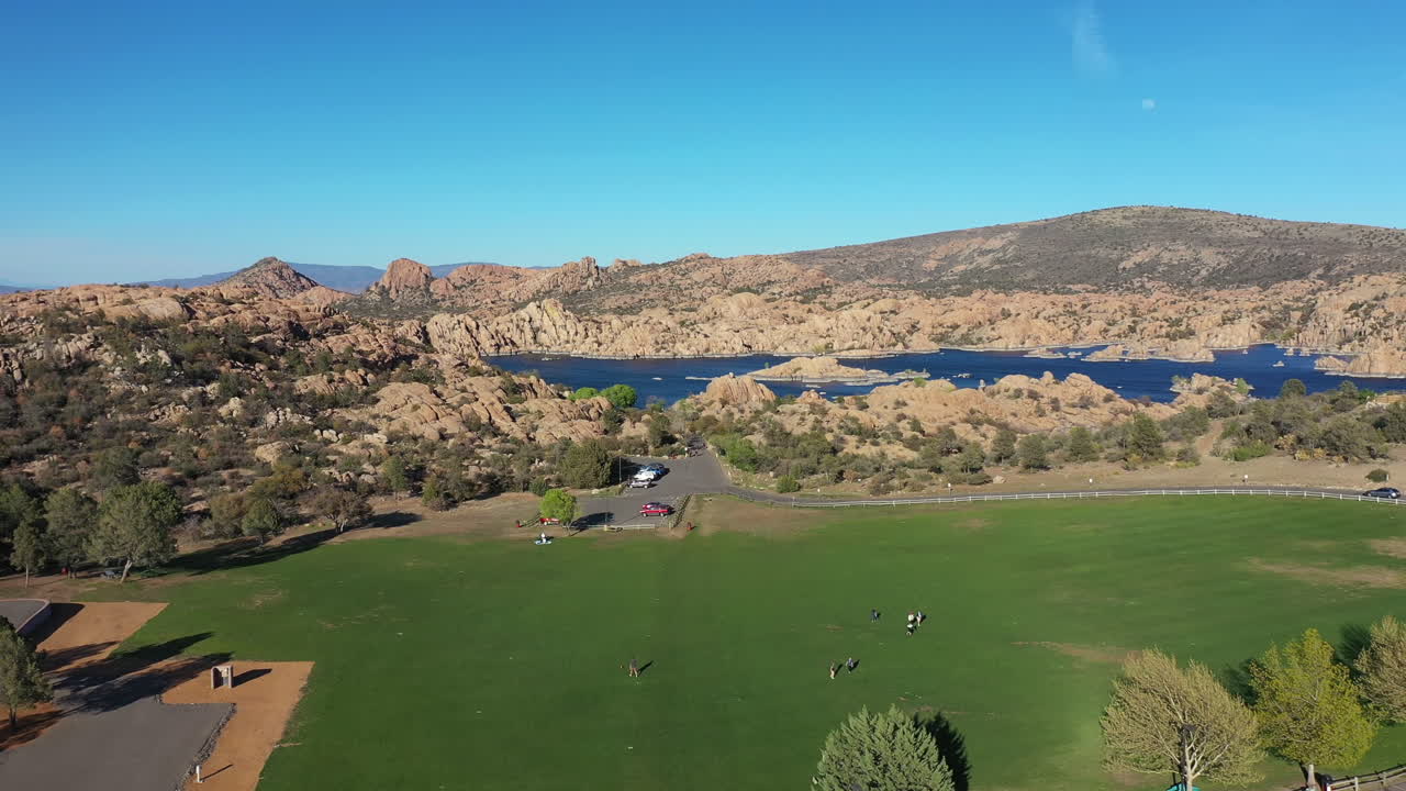 왓슨 호수 레크리에이션 지역, 저수지 및 풍경, 화창한 날 미국 애리조나, 드론 샷의 공중 전망