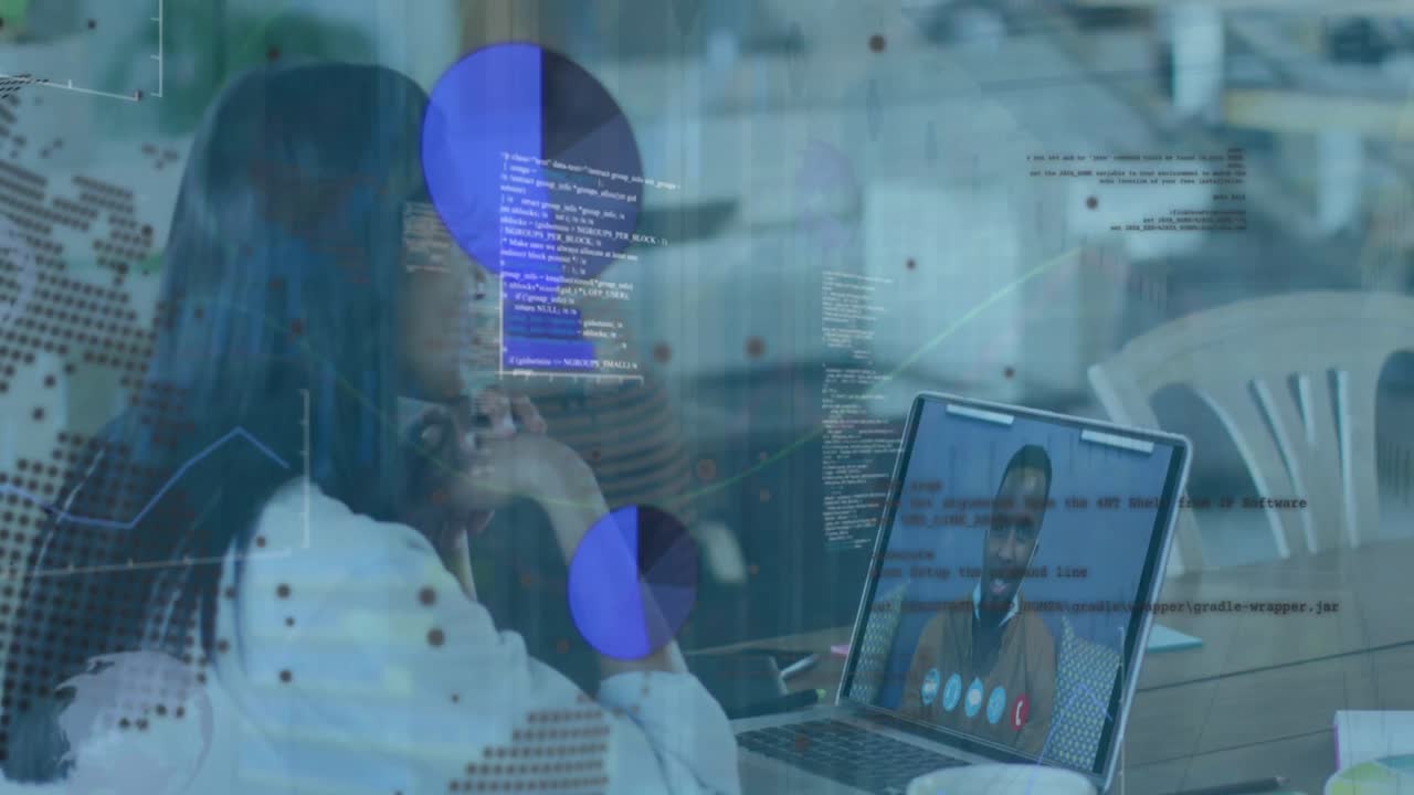 Animation af databehandling over forretningskvinde med to etniske baggrunde i videoopkald via bærbar computer med kollega