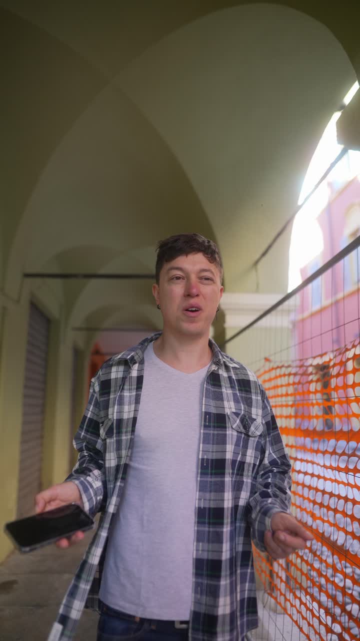 건설 도중 도시 아치웨이 를 고 있는 사람