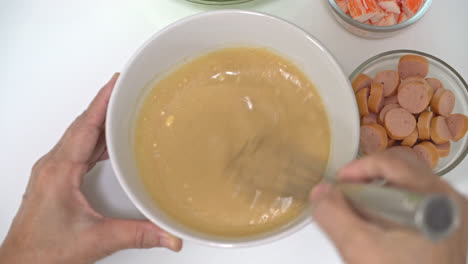 mezclar ingredientes para hacer okonomiyaki o pizza japonesa