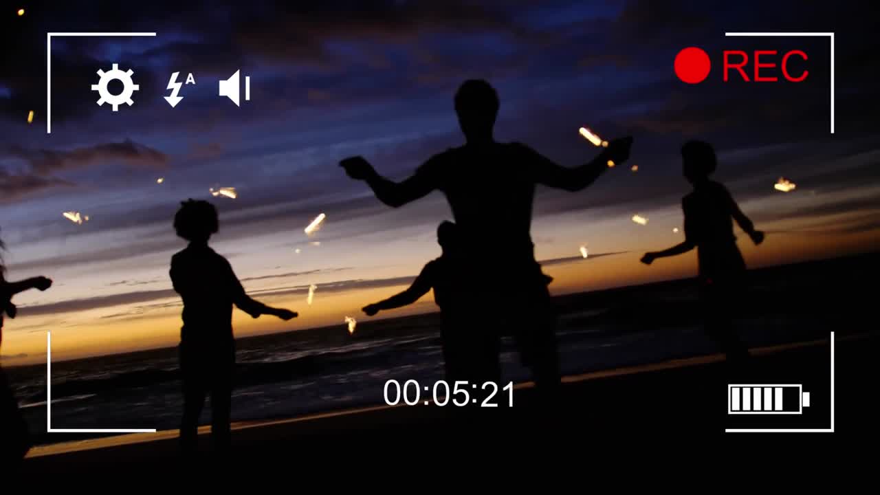 디지털 카메라로 해변에서 친구들을 촬영하고 있습니다.